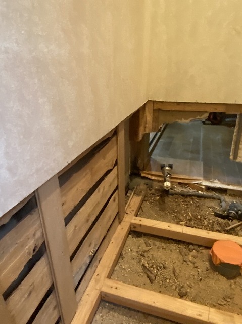 大阪市内の住宅、トイレの床下の腐食した柱撤去